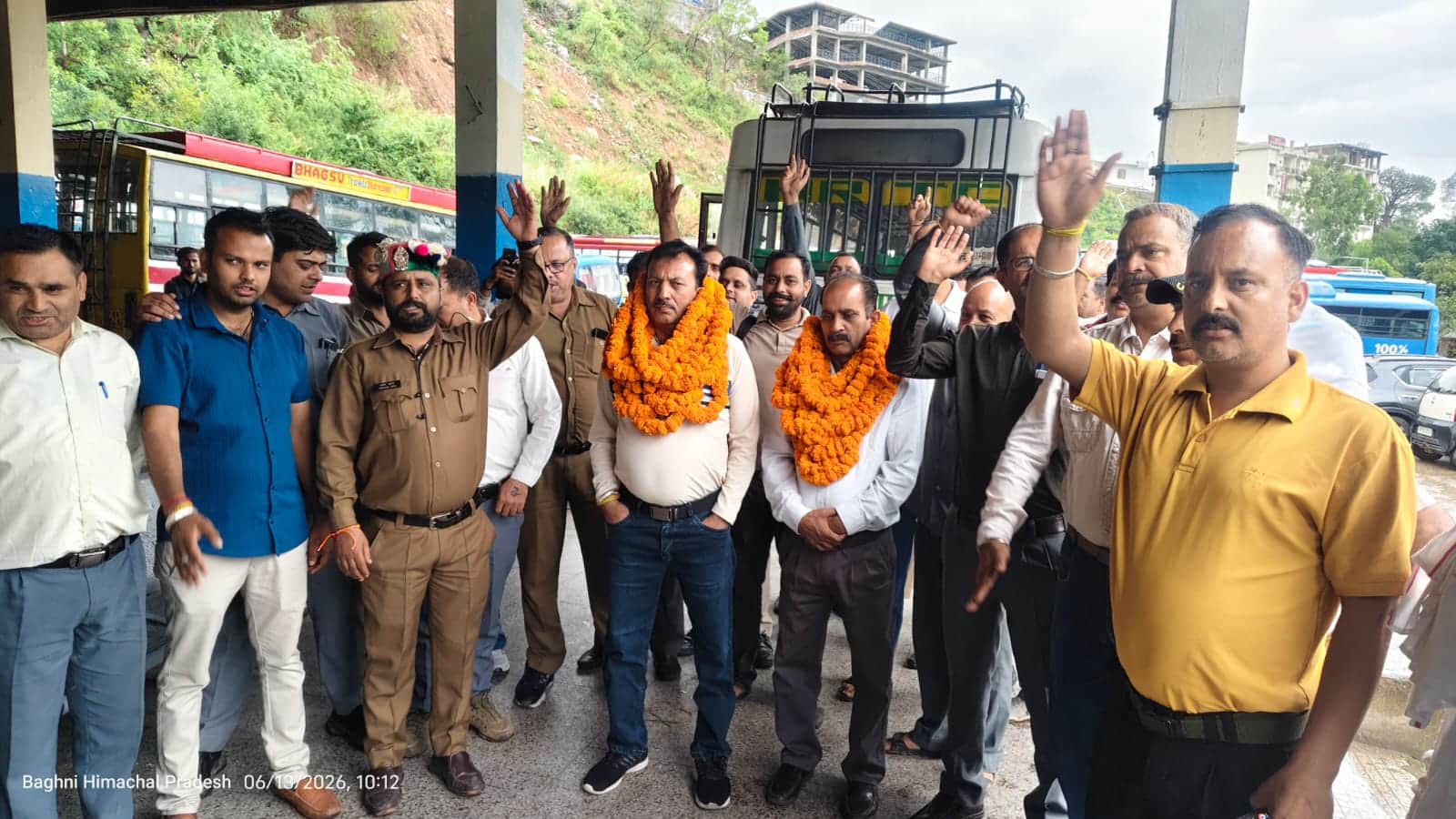 धर्मशाला बस अड्डा में अपनी मांगों लेकर गेट मीटिंग और प्रदर्शन करते हुए चालक-परिचालक यूनियन के प