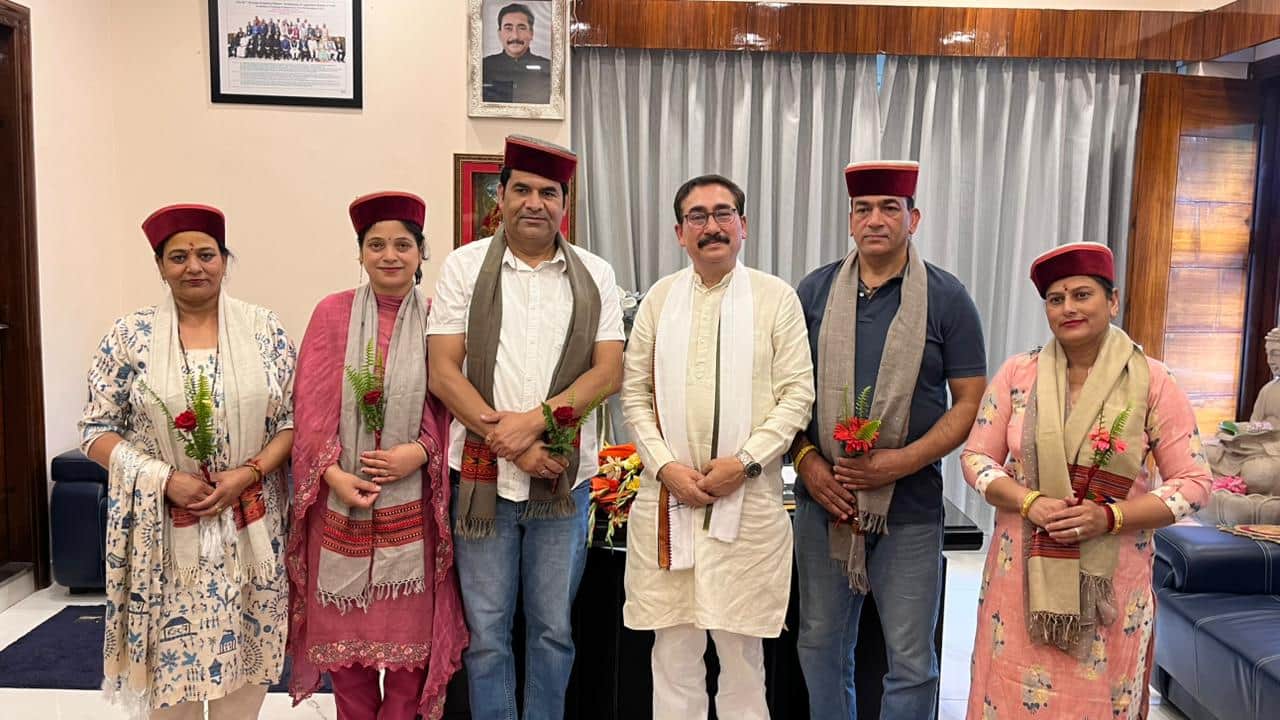 विधाक विपिन सिंह परमार के साथ पालमपुर के भाजपा समर्थित पार्षद। स्रोत : संगठन
