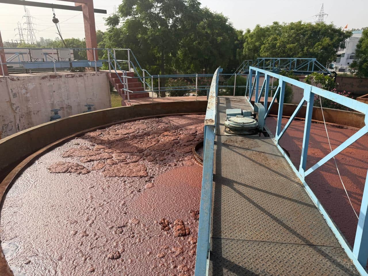 02-रोहतक ड्रेन नंबर आठ में डाला जा रहा औद्योगिक क्षेत्र का वेस्टेज। संवाद