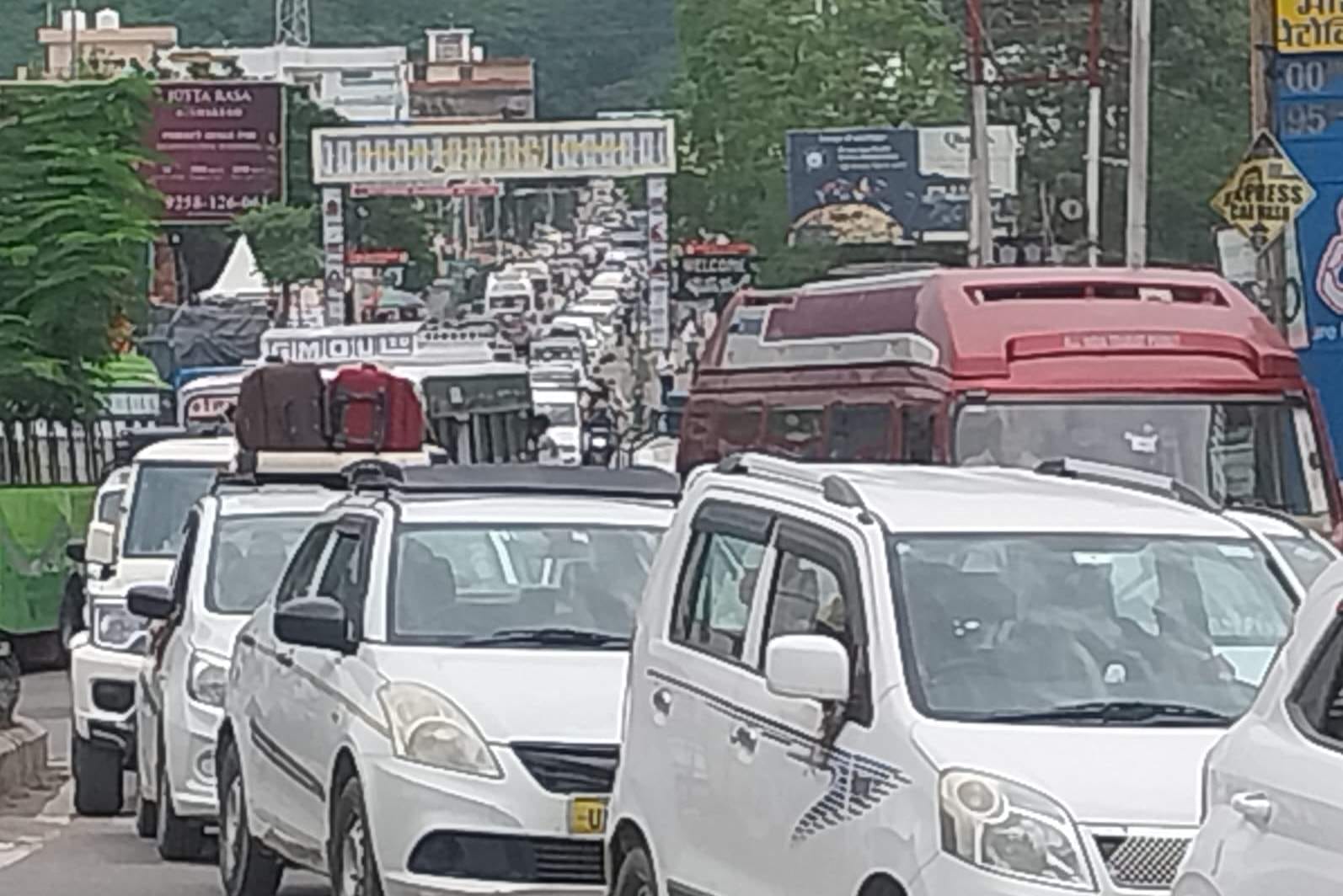 05- इंद्रमणी बडोनी चौक से भद्रकाली तक लगा वाहनों का लंबा जाम।संवाद
