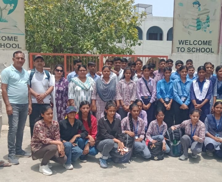 Group of 39 students leaves for Manali.