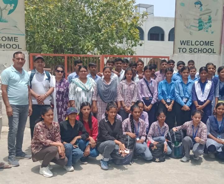 14jjrp02- मनाली के लिए जाने वाला विद्यार्थियों व शिक्षकों का दल। स्रोत : शिक्षा विभाग