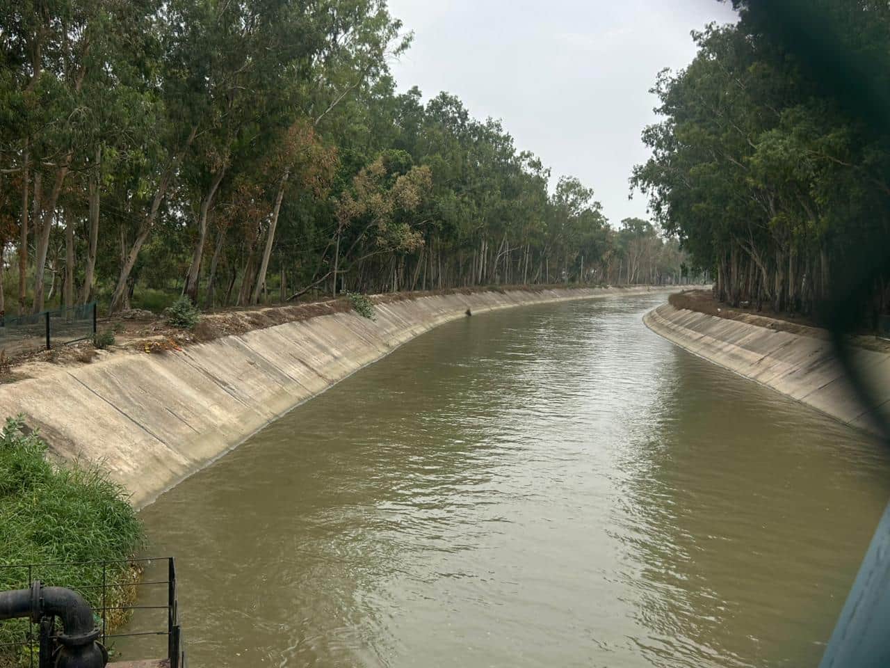 29-जेएलएन नहर में पानी बंद होने के बाद घटता जलस्तर। संवाद