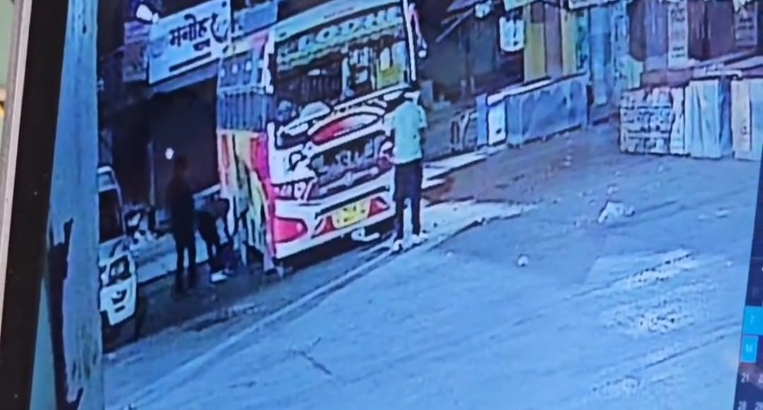 300 liters of diesel stolen from five buses parked at the new Khairagarh bus stand inKhairagarh-Chhuikhadan-Ga