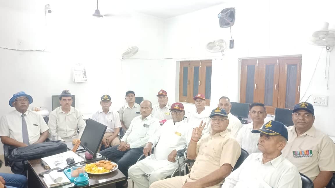 अमर उजाला कार्यालय में संवाद में चर्चा करते भूतपूर्व सैनिक संगठन के सदस्य और पदाधिकारी। संवाद