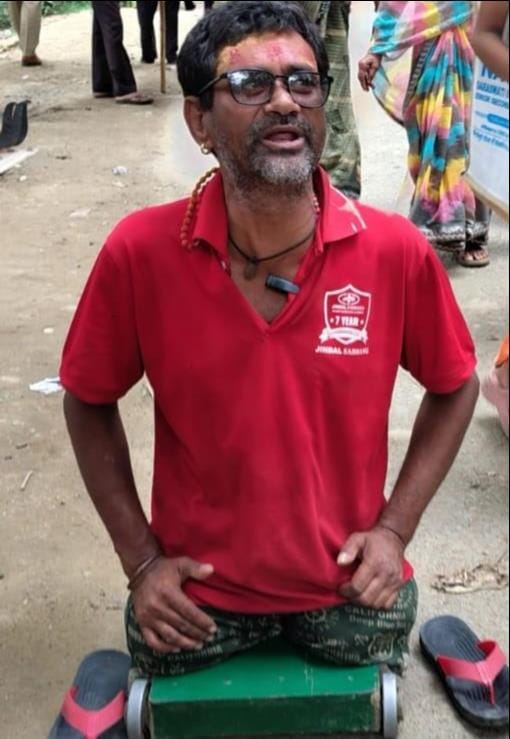 Undeterred despite losing both legs, he reached Balkhandi Dham from Chhattisgarh.