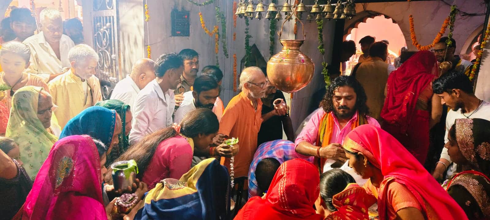 बाबा बेलखरनाथ धाम में जलाभिषेक करते श्रद्धालु। संवाद