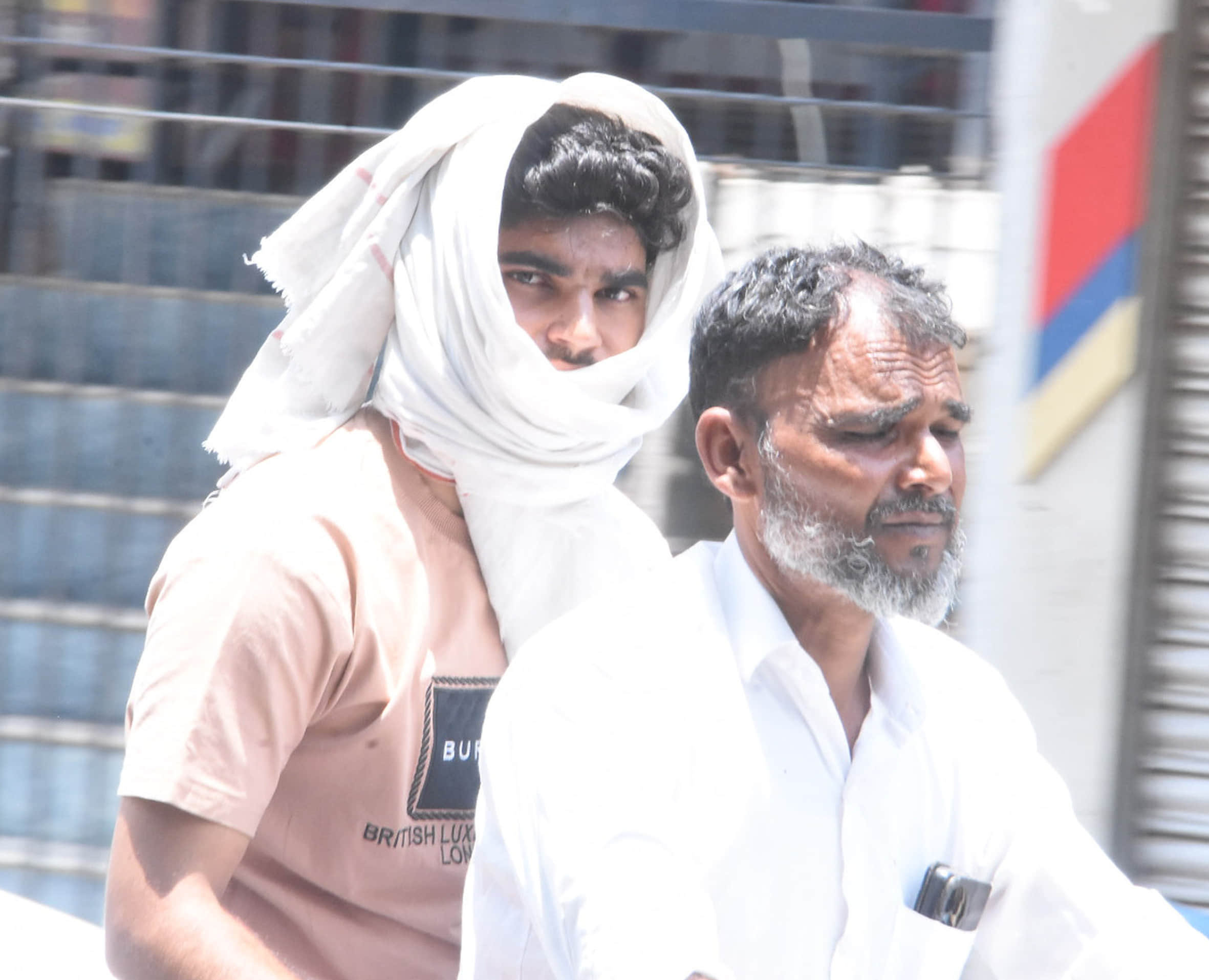  बहराइच में चिलचिलाती धूप में गुजरते लोग।