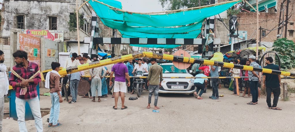 भरवारी कस्बे के रेलवे क्रॉसिंग पर टूटा फाटक लगा जाम। संवाद