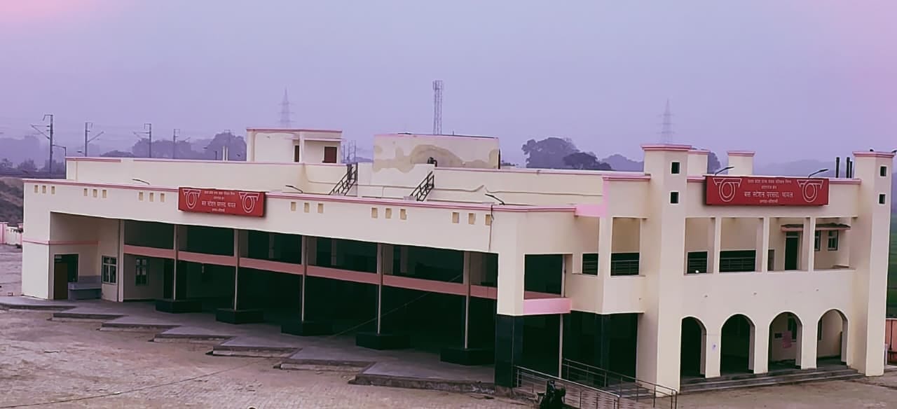 भरवारी में स्थित परसरा बस स्टैंड। संवाद