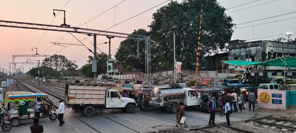 भरवारी रेलवे फाटक क्रासिंग पर लगा लंबा जाम फंसे राहगीर। संवाद