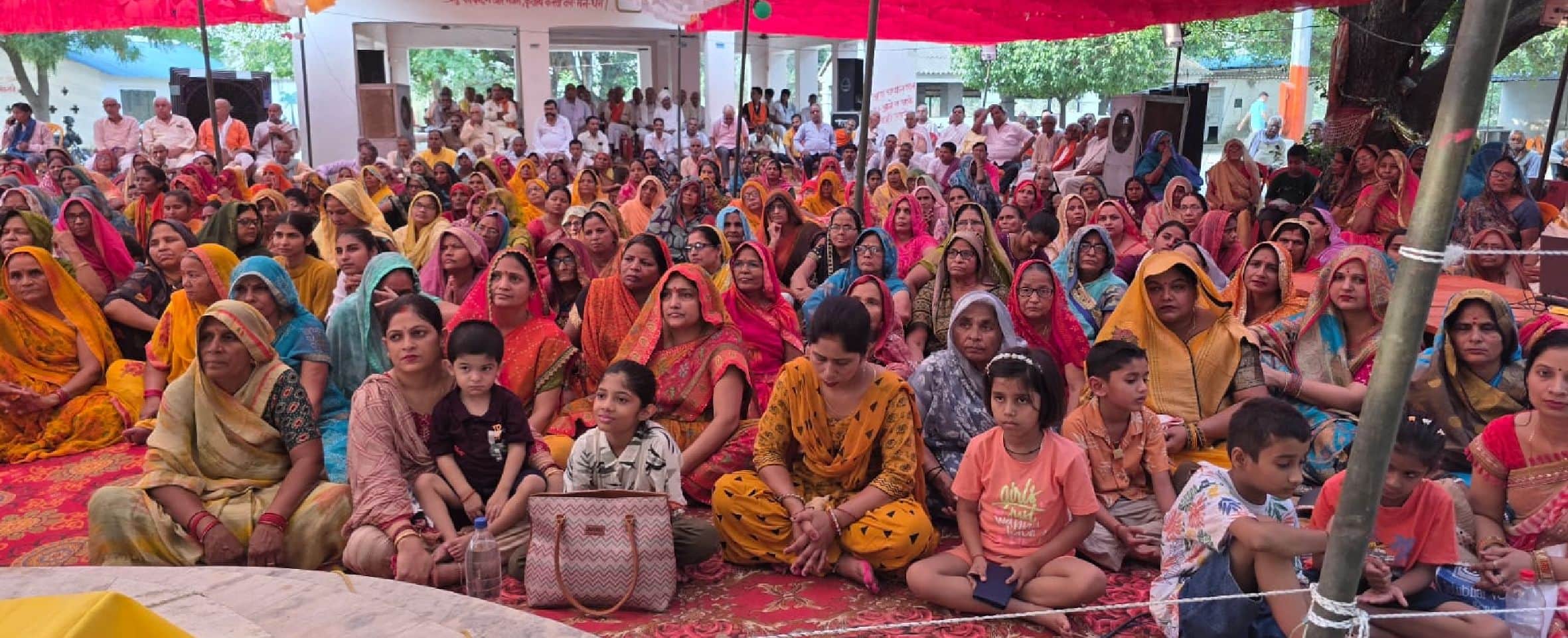 भादर के खाकी बाबा आश्रम में कथा सुनते श्रद्धालु। स्रोत: आयोजक