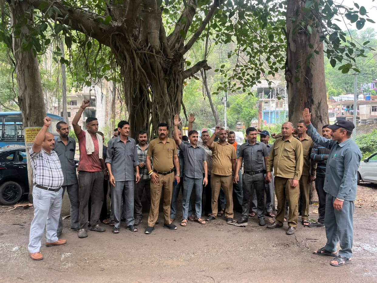HRTC employees stage protest and issue warning: 'Chakka jam' (transport strike) from the 25th if demands are not met.