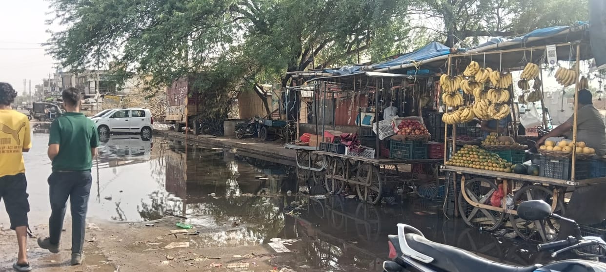 Filthy water accumulates on Banipur Chowk Road; shopkeepers and passersby face increased inconvenience.