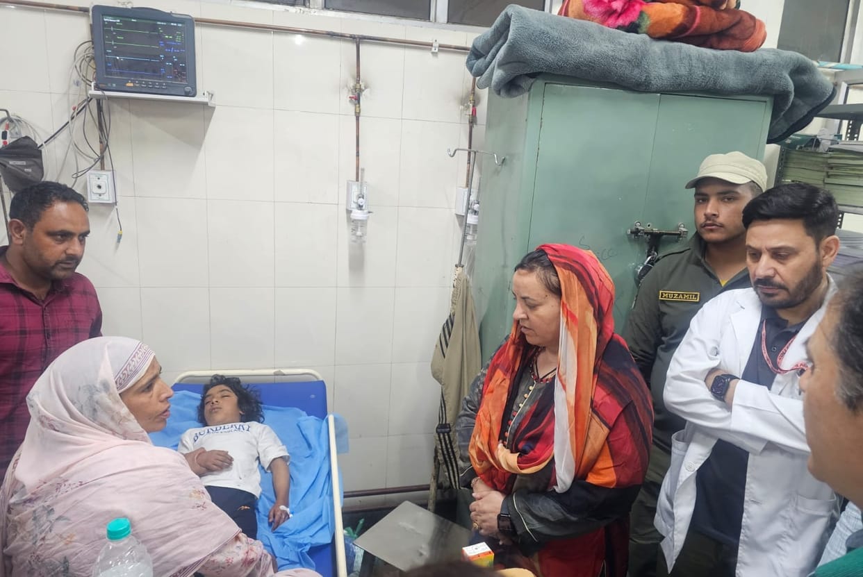Srinagar, Sakina Ittu, Reached Hospital, Meeting Injured School Girls, Bus Accident