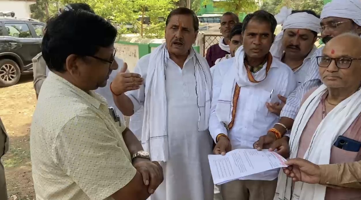 बांधवगढ़ में बढ़ते टाइगर हमलों पर कांग्रेस का प्रदर्शन, राज्यपाल के नाम सौंपा मांगपत्र
