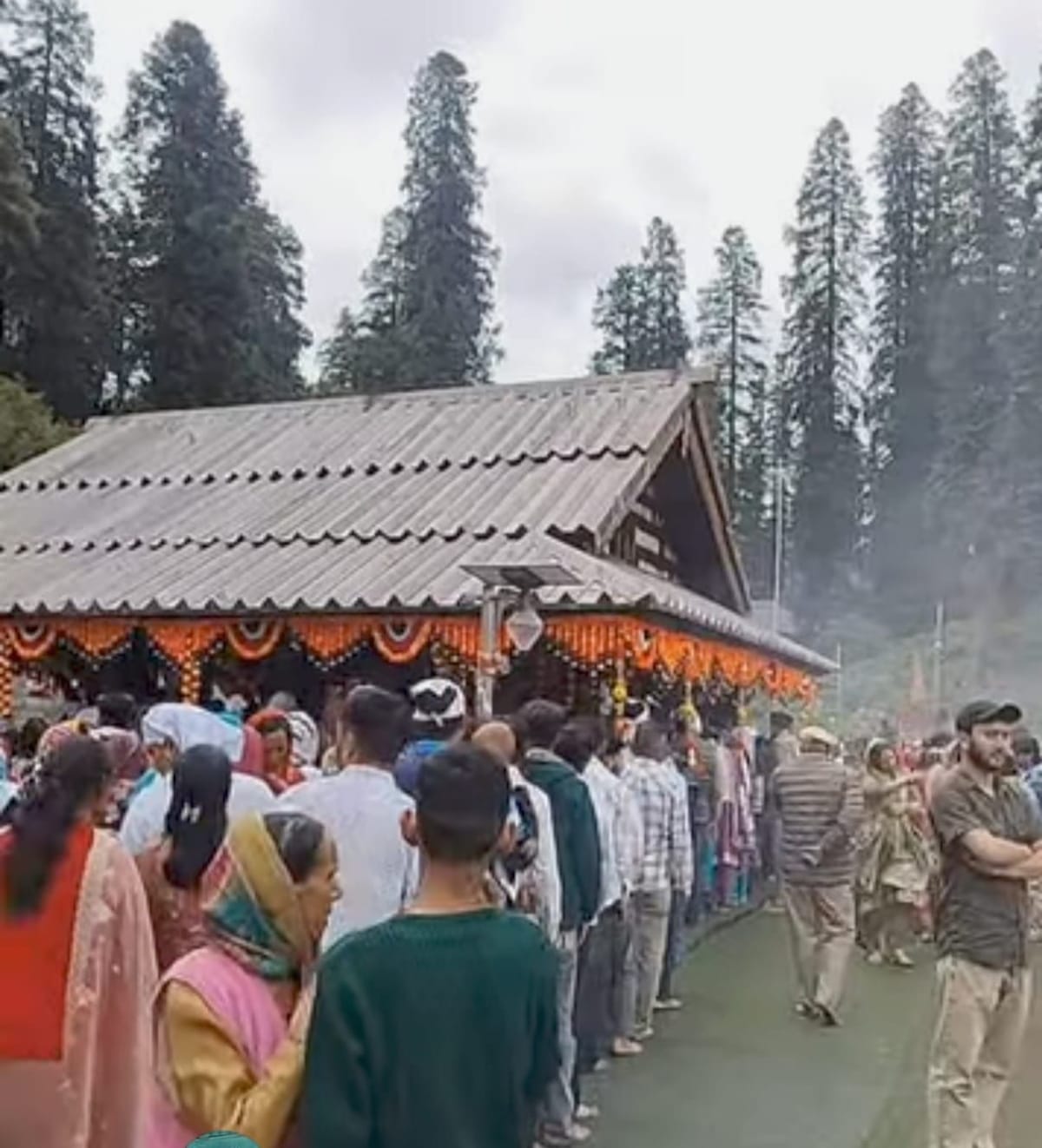 Mandi News: कमरूनाग मेले में उमड़ी भीड़, रोहांडा में लंबा जाम