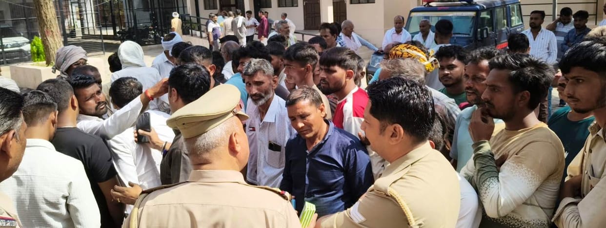 Demand for arrest of murder accused, Kotwali surrounded