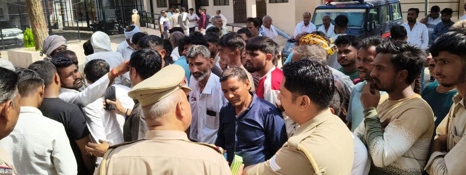 बुढ़ाना। कोतवाली में पुलिस से वार्ता करते कुरथल गांव के ग्रामीण। स्रोत ग्रामीण