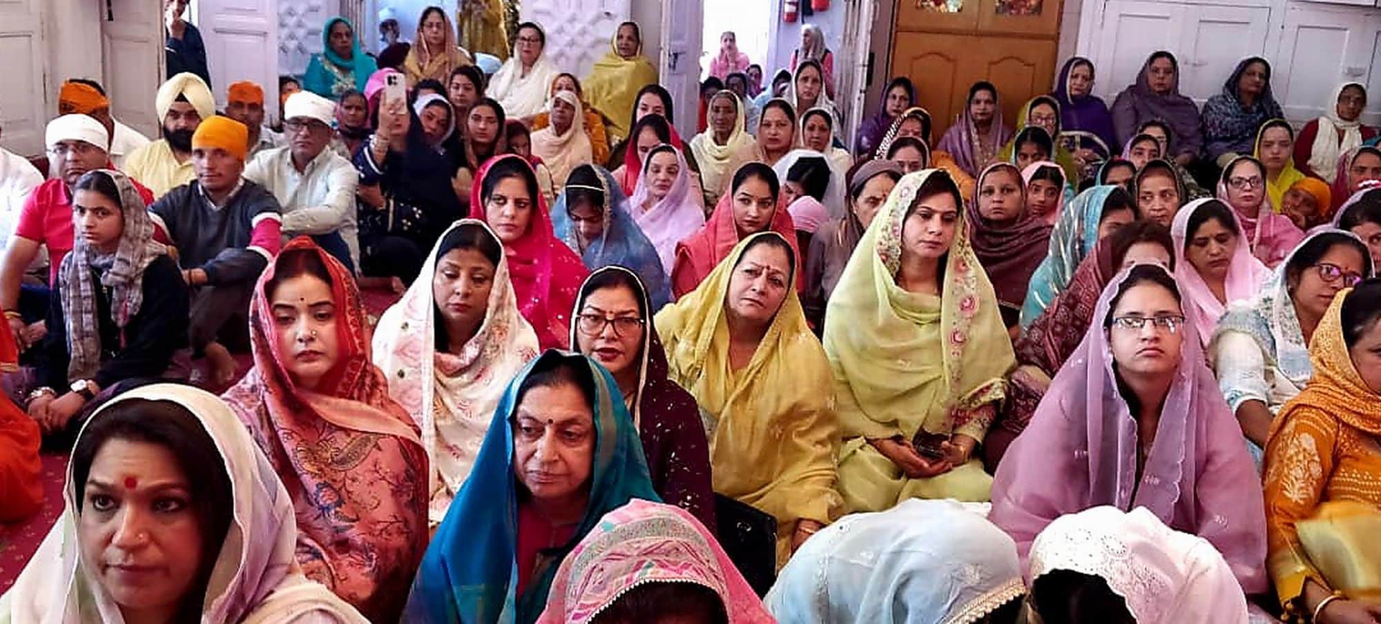 चंबा के डलहौजी में गुरु सिंह सभा गुरुद्वारा में शब्द कीर्तन के दौरान संगत।संवाद