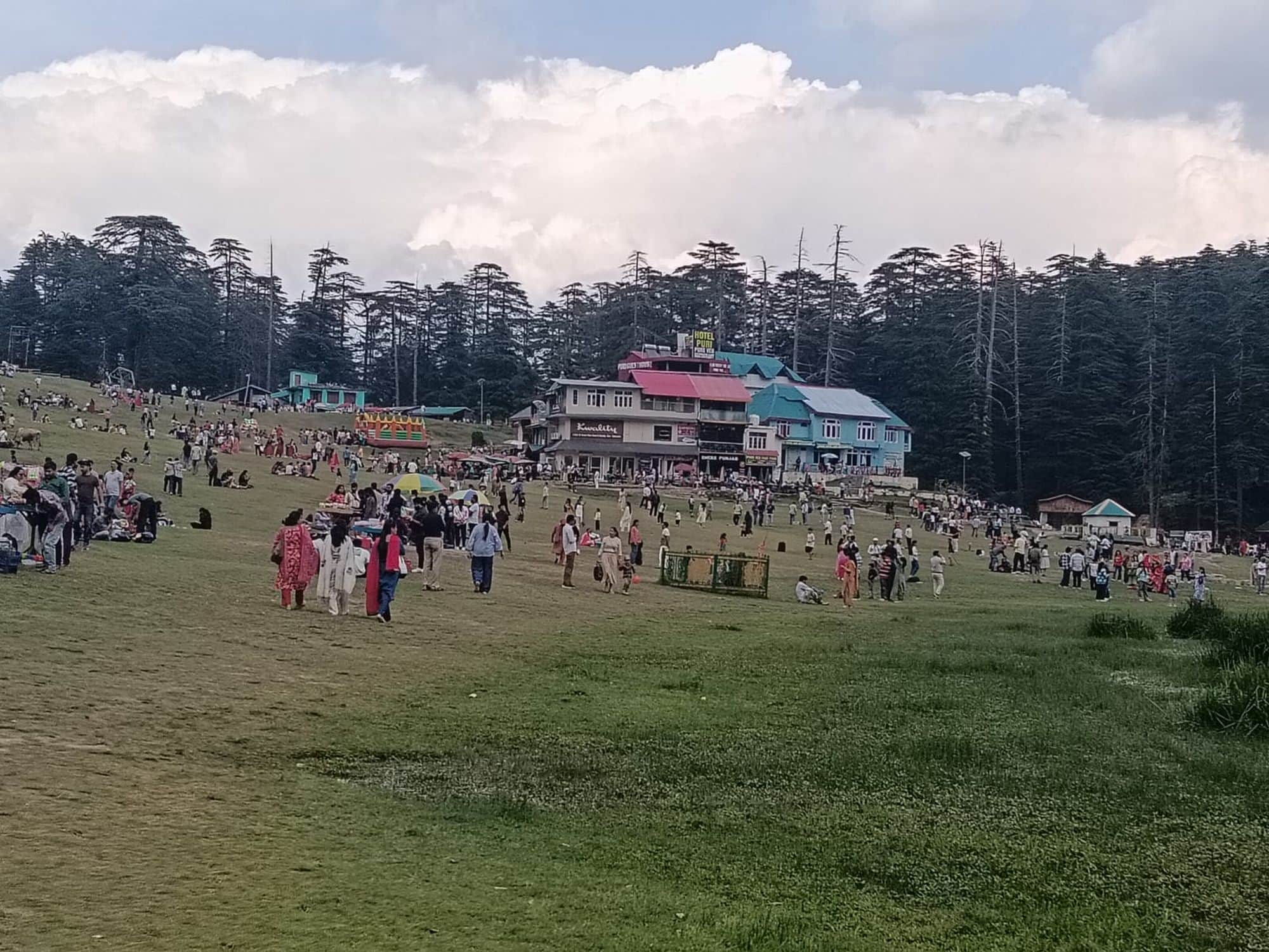 चंबा के खज्जियार में चहल कदमी करते पर्यटक।संवाद