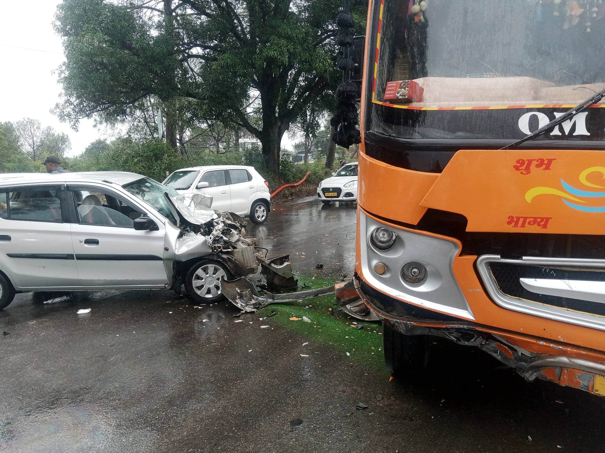 चील बाहल में कार निजी बस में टक्कर से क्षतिग्रस्त वाहन। स्रोत जागरूक पाठक