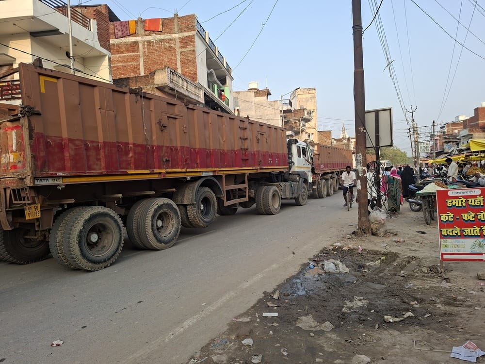 Trailers operating rampantly in Chiraiyakot market; traffic jams ensue