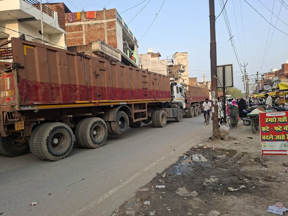 चिरैयाकोट बाजार में ट्रेलर से लगता है जाम।संवाद