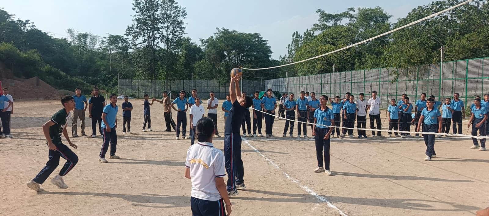 डूंगरी में आयोजित  एनसीसी के संयुक्त वार्षिक प्रशिक्षण शिविर में  बॉस्केटवाल खेलते कैडैट्स। स्र
