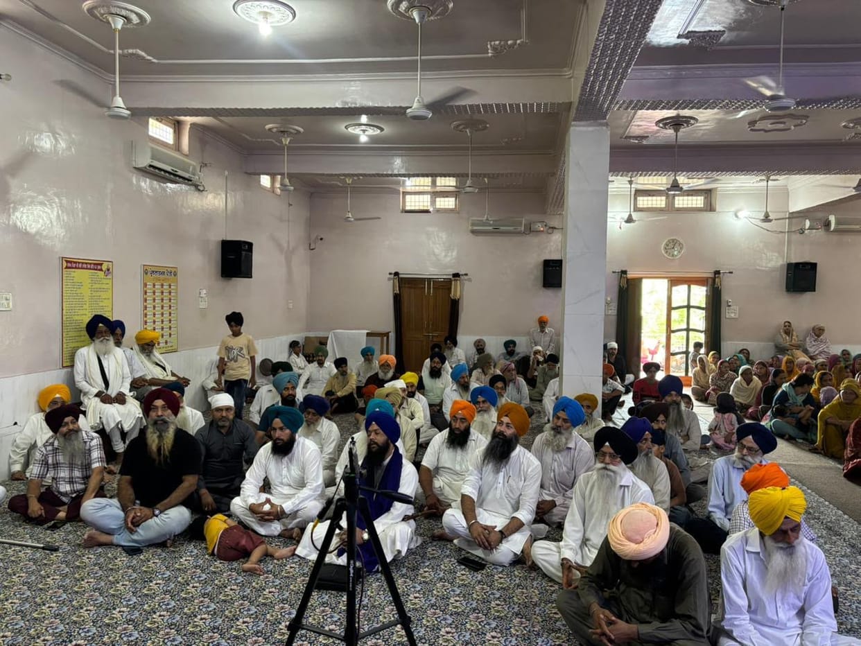 Enraptured the congregation with Shabad-Kirtan.
