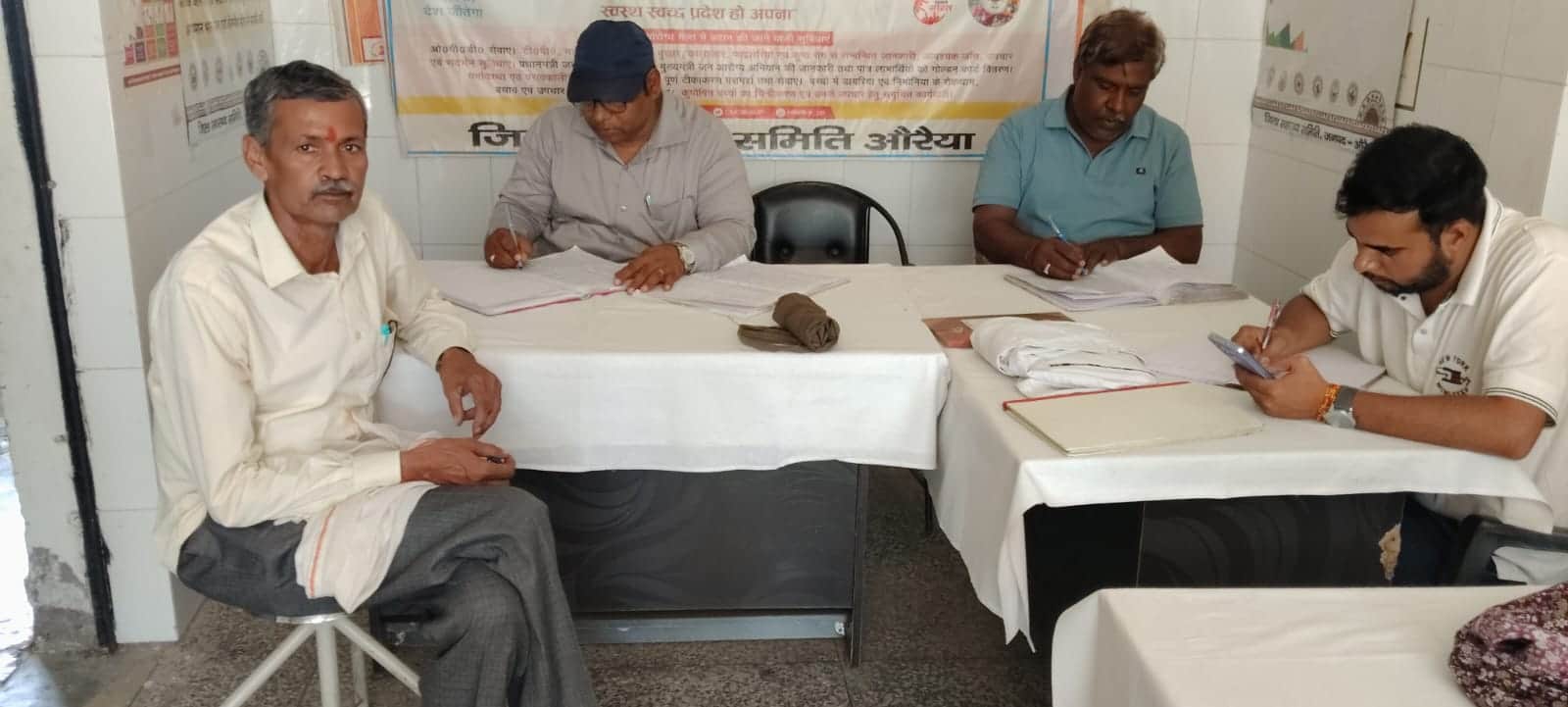 फोटो-05-पीएचसी मुहम्मदाबाद में बिना ड्रेस कोड बैठा स्टॉफ। संवाद