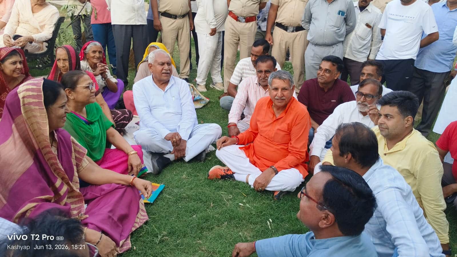 फोटो 1पार्क में बुजुर्ग महिलाओं के साथ बैठकर बातचीत करते सांसद चौधरी धर्मबीर सिंह व विधायक ओम