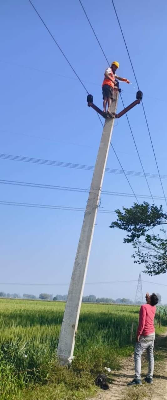 फोटो-12 कंचौसी में बिजली की मरम्मत करता बिजलीकर्मी। स्रोत: स्वय