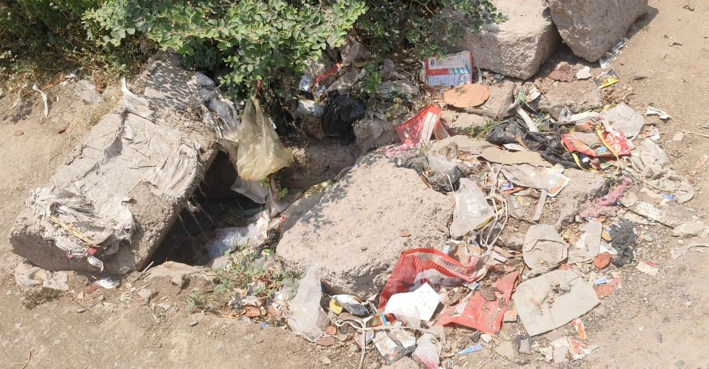 फोटो 14 एमएएचपी 01 परिचय-शहर के गांधीनगर वार्ड में पुराने इलाहाबाद बैंक के पास गंदगी से चोक क्ष