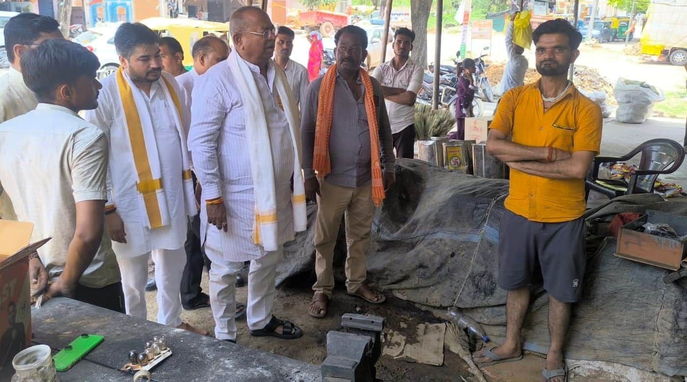 फोटो 14 एमएएचपी 03 परिचय-अग्निकांड की घटना के बाद पीड़ित से जानकारी लेते सदर विधायक राकेश गोस्व