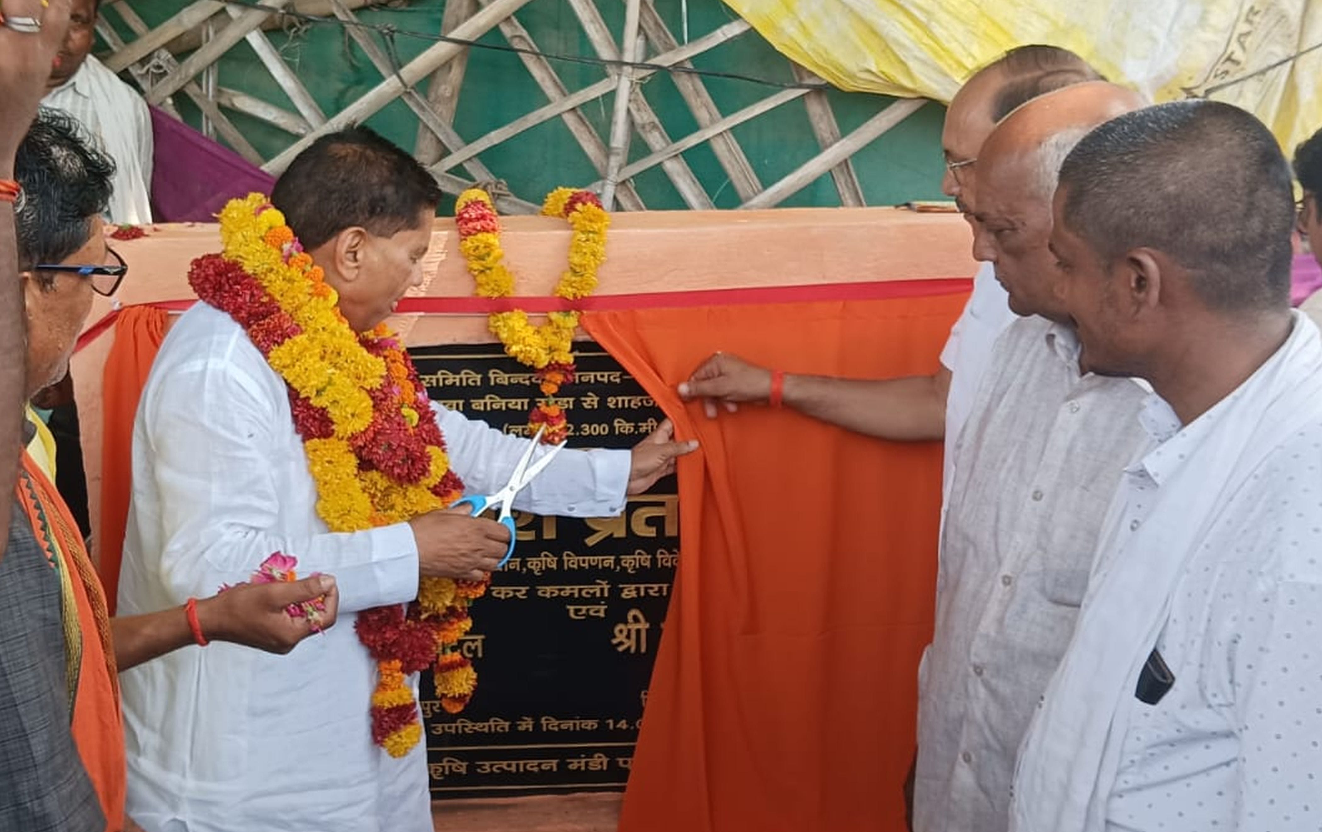 फोटो-16-शाहजहांपुर-बनियनखेड़ा मार्ग निर्माण का शुभारंभ करते विधायक। संवाद