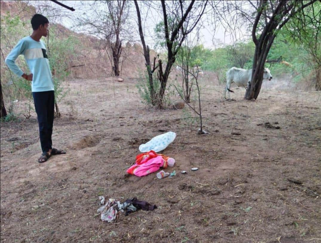 फोटो - 17 पहाड़ के ऊपर मिला बिखरा सामान। संवाद