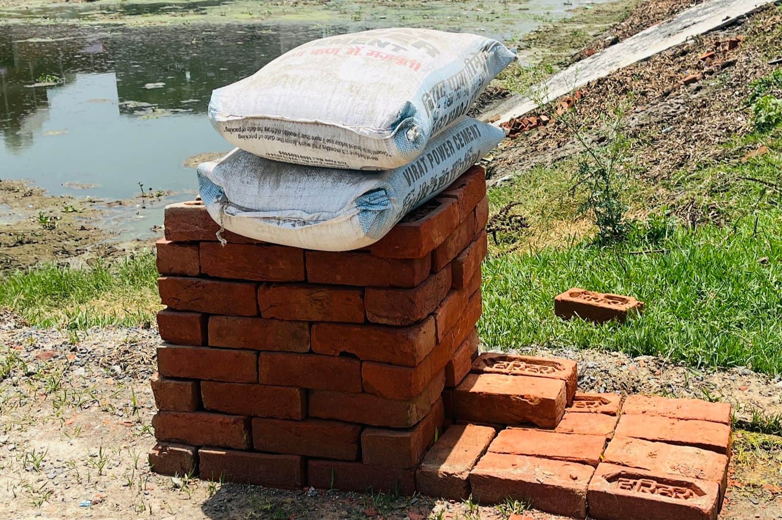 फोटो 19: निर्माण में प्रयोग के लिए रखी सामग्री और दाेयम दर्जे की ईंट। संवाद