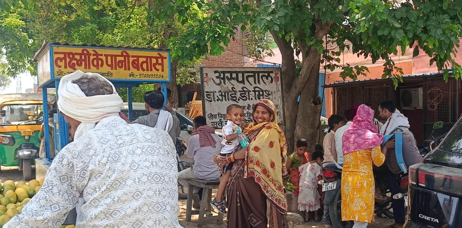 फोटो-31- तेज धूप से बचने को पेड़ के नीचे खड़े राहगीर।संवाद