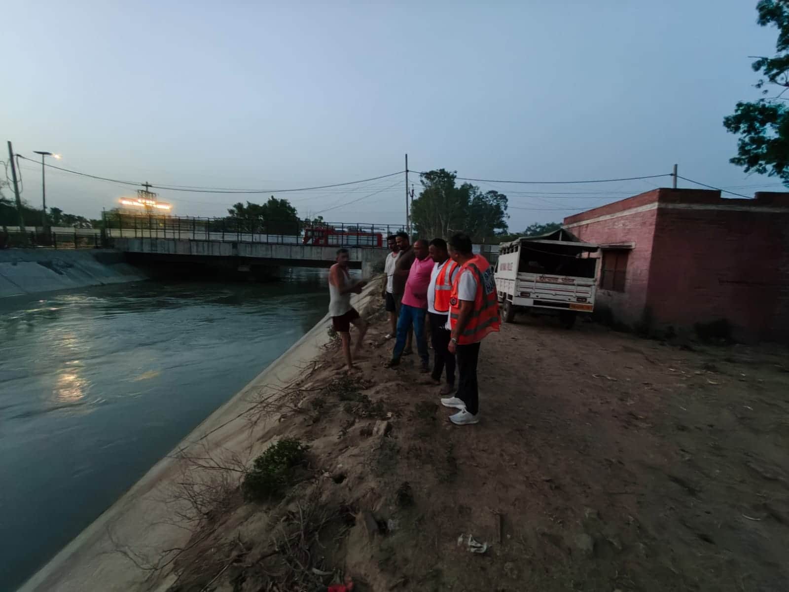 फोटो-34 जेएलएन नहर पर सर्च अभियान चलाती एनडीआरअफ। संवाद