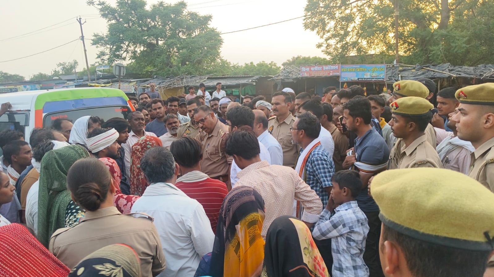 फोटो - 34 परिजनों को समझाते थाना प्रभारी जगदंबा प्रसाद। संवाद