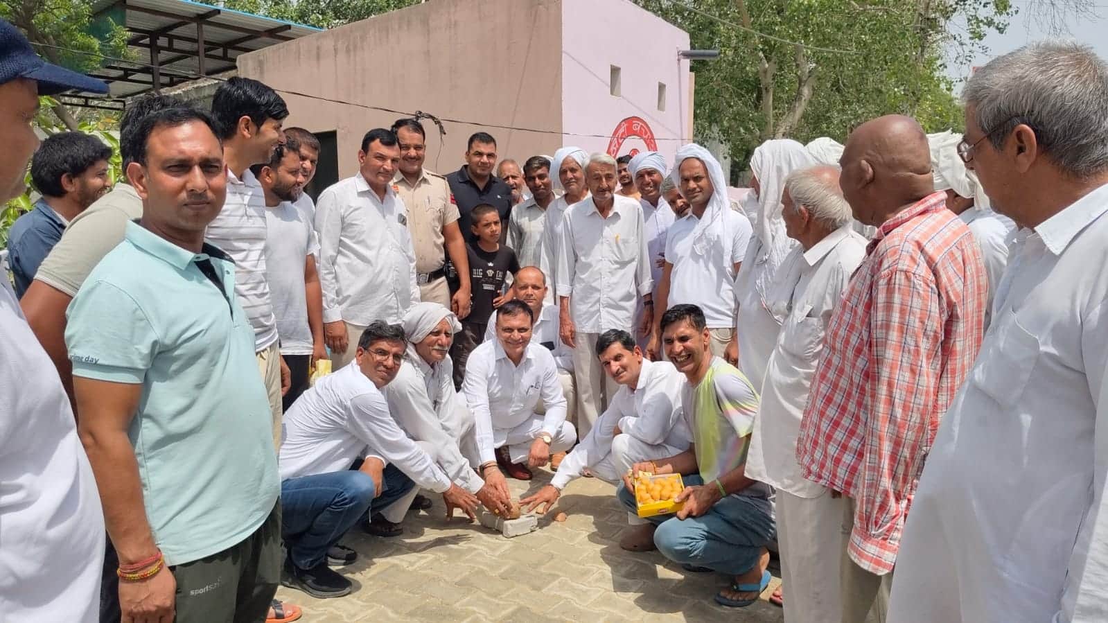 फोटो-69: बहादुरगढ़ के लोवा खुर्द में विकास परियोजना का नारियल फोड़कर उद्घाटन करते विधायक राजेश जू