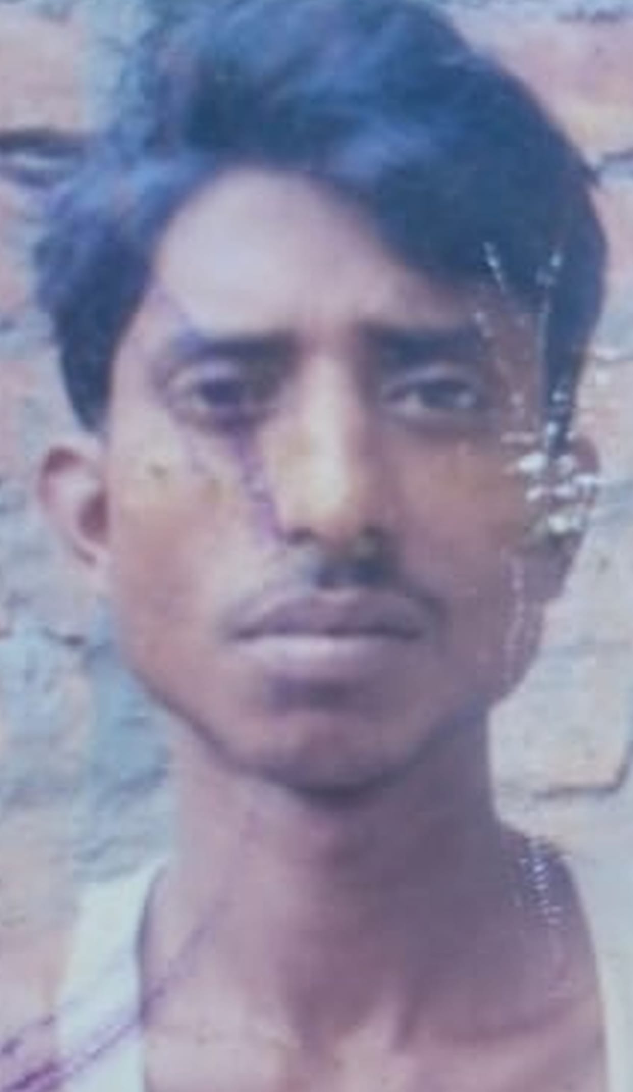 The body of the porter was found after six hours due to the efforts of the neighbor.