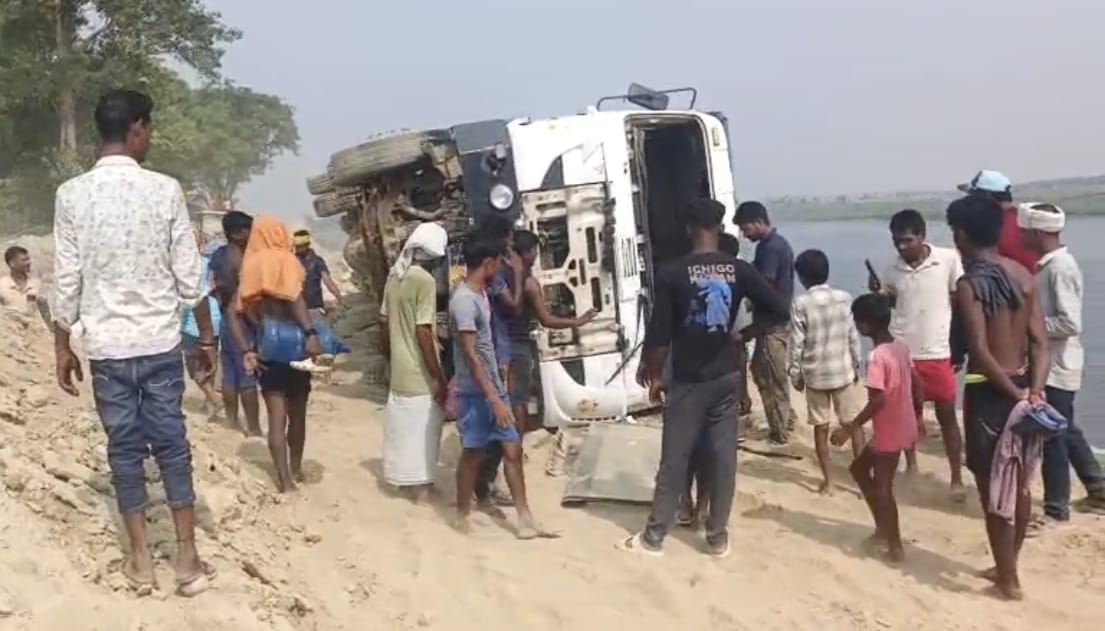 Overloaded dumper overturns at Dengurpur Ghat; people escape unhurt