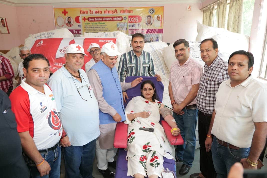 फोटो : सोनीपत के हैबिटेट क्लब में अमर उजाला फाउंडेशन व रेडक्रॉस सोसाइटी की ओर से लगाए शिविर के