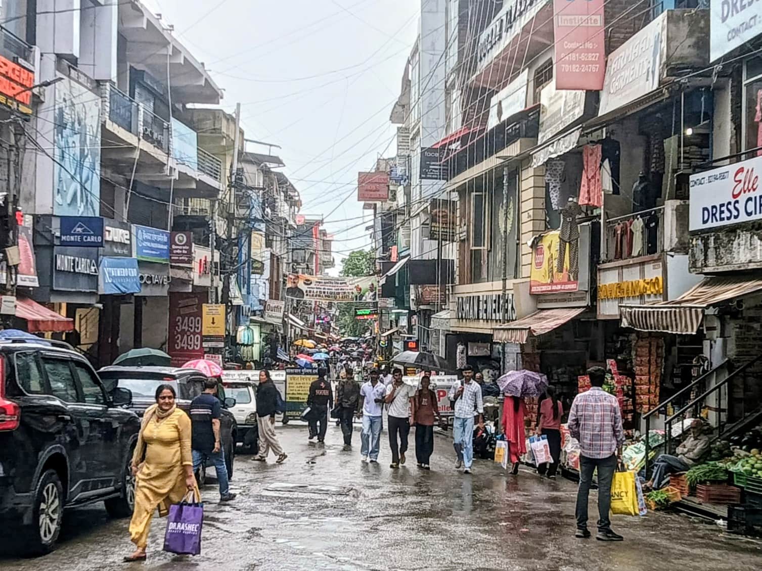 गांधी चौक पर बारिश के दौरान गंतव्य की ओर जाते लोग। संवाद