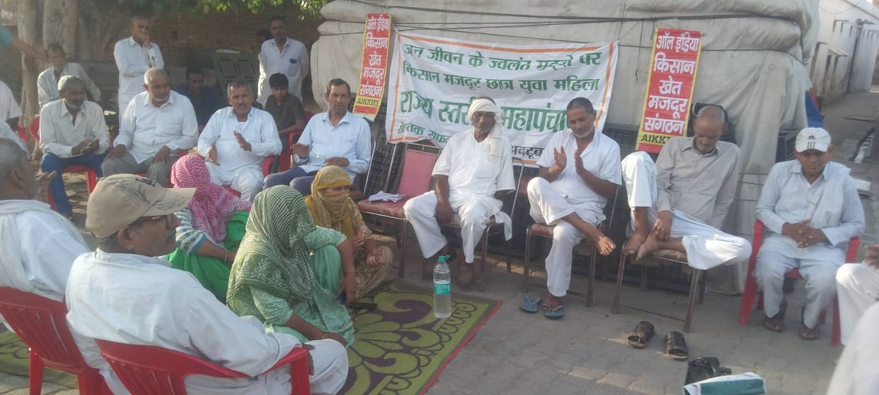 Farmers affected by waterlogging demanded compensation.