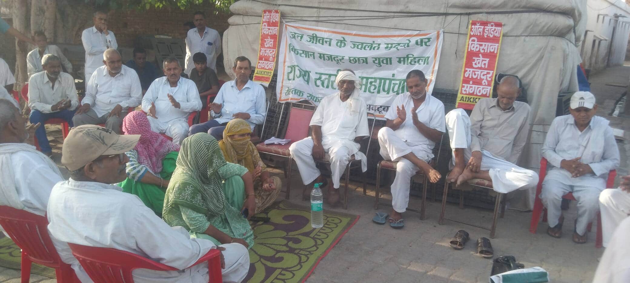 गांव ततारपुर इस्तमुरार में आयोजित जनसभा में बातचीत करते संगठन के पदाधिकारी। स्रोत : संगठन