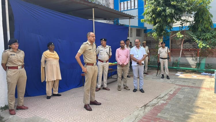 Bihar: परीक्षा में गड़बड़ी की कोशिश पड़ेगी भारी, खुद मैदान में उतरे SSP; सुरक्षा का ऐसा पहरा कि नकलची हुए बेबस