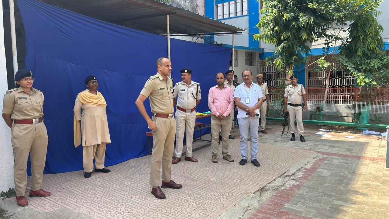 गयाजी के परीक्षा केंद्रों का जायजा लेते सीनियर एसपी सुशील कुमार